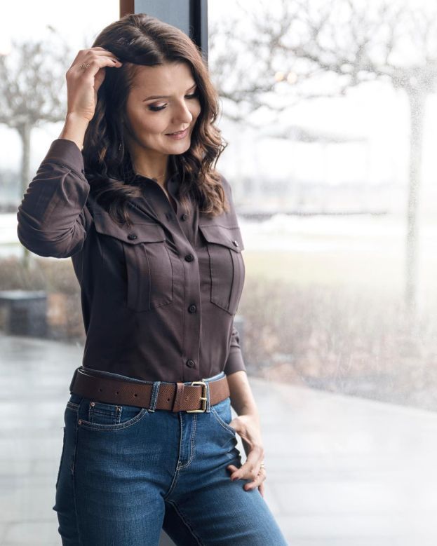 По случаю опубликованного фото актриса основала темно-коричневый   рубашка   и темно-синий   джинсы   с кожаным ремешком, который является интересным вариантом для тех, кто ищет компромисс между повседневной модой и формальным деловым стилем
